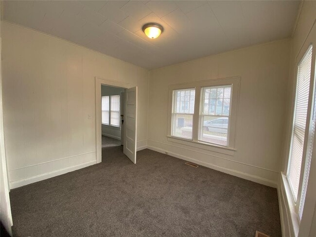 Building Photo - 132 N Draper Ave