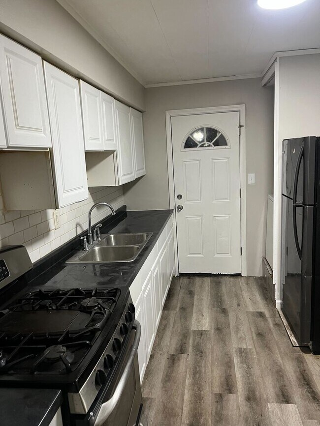 Foto del edificio - 3 bedroom/1 bathroom