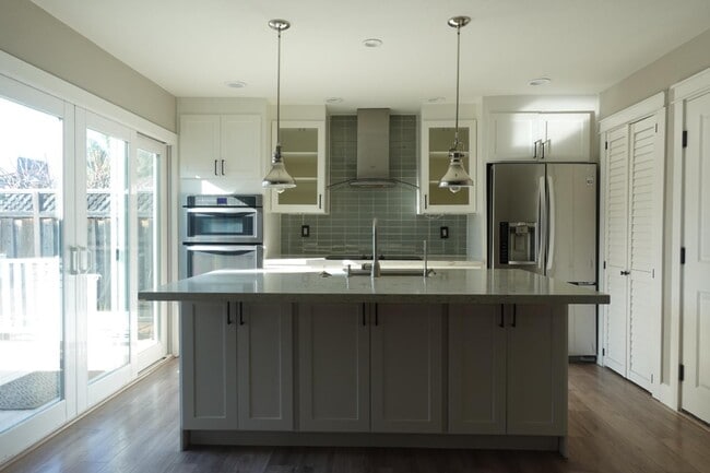 Building Photo - 3195 Edenbank Dr