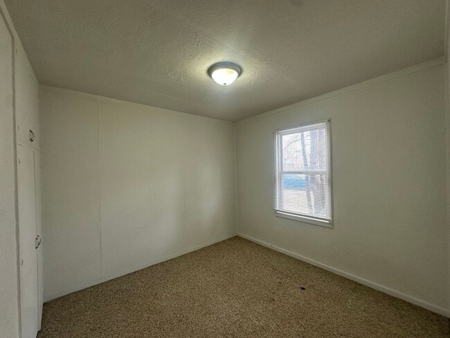 Building Photo - 1 Bedroom 1 Bathroom Duplex for rent in Aztec