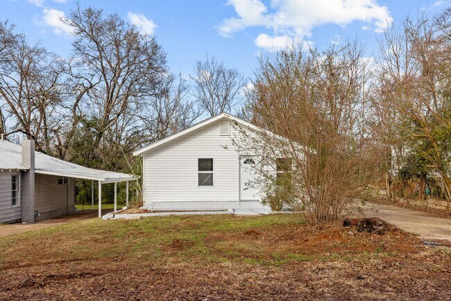 Building Photo - Cozy and Newly Renovated 3 Bedroom 2 Bath ...