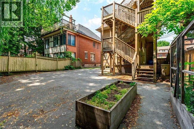 Photo du bâtiment - 137 Sherman Ave S