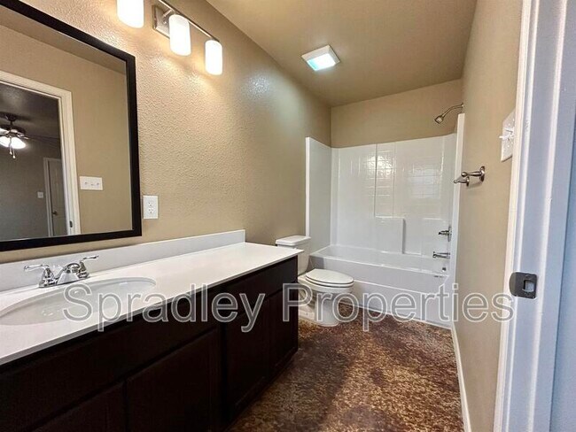 Building Photo - 1012 Llano Ct