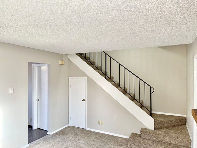 Foto del edificio - 2 Bedroom Townhome - walking distance to p...