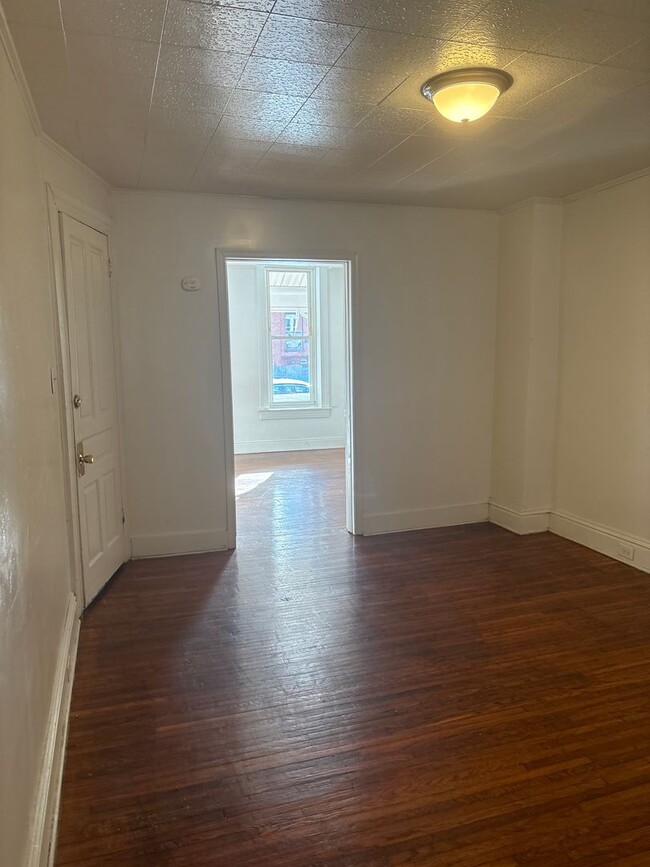 Building Photo - 1st Floor 1 Bedroom Apartment-York City SD