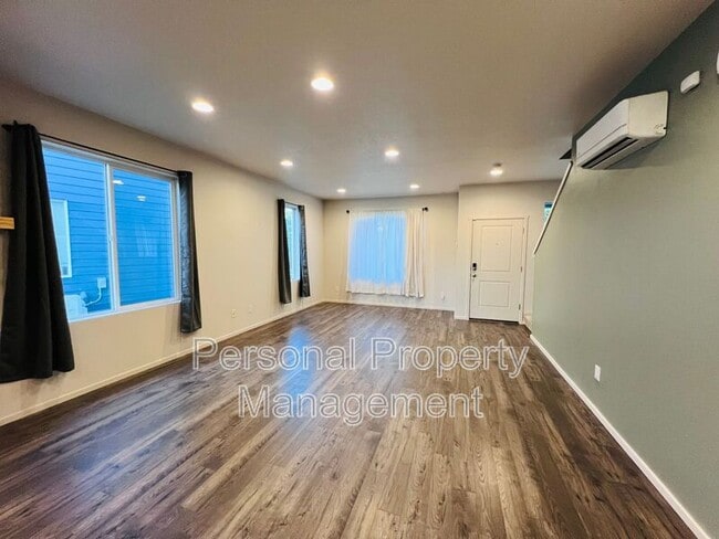 Building Photo - 2037 NE 4 Seasons Ln