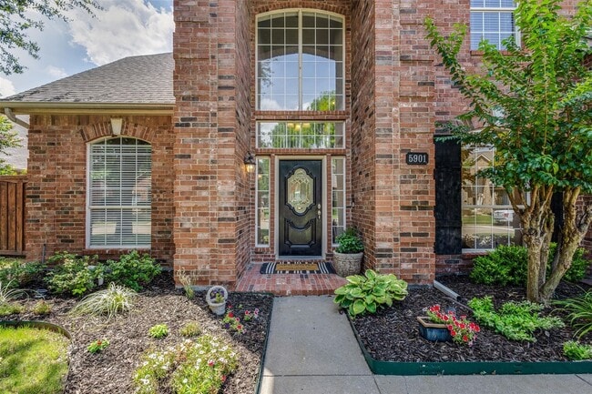 Building Photo - Located in a highly desirable neighborhood.