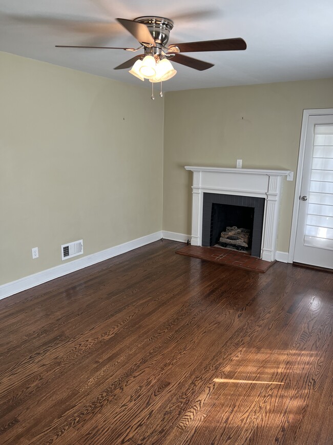 living area - 5329 Thornrose Rd