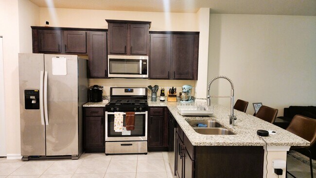Building Photo - Beautiful Townhome in Waterford Lakes 2 Bedroom 2.5 baths and 1 Car Garage