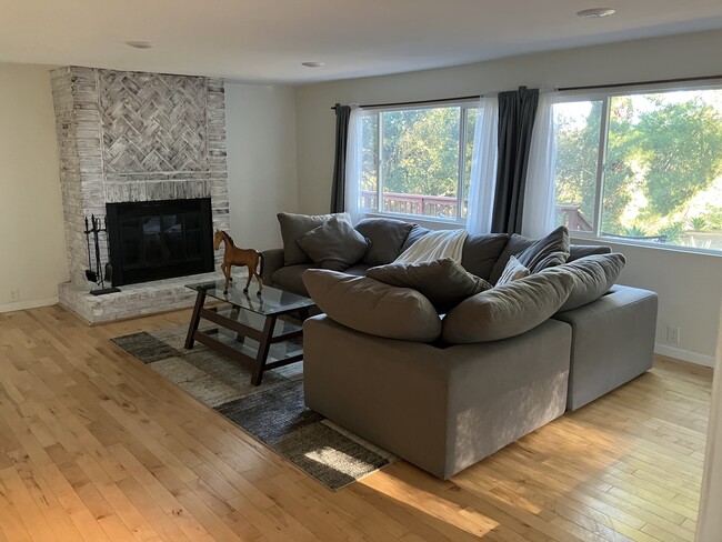 Building Photo - 1600 Henry Ridge Mtwy