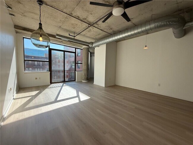 Foto del edificio - 115 W Peachtree Pl NW