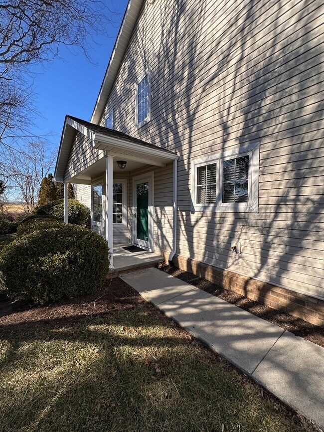 Acera que conduce a la puerta principal - 2231 Whitney Ct