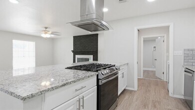 Building Photo - 7211 Glen Haven Dr