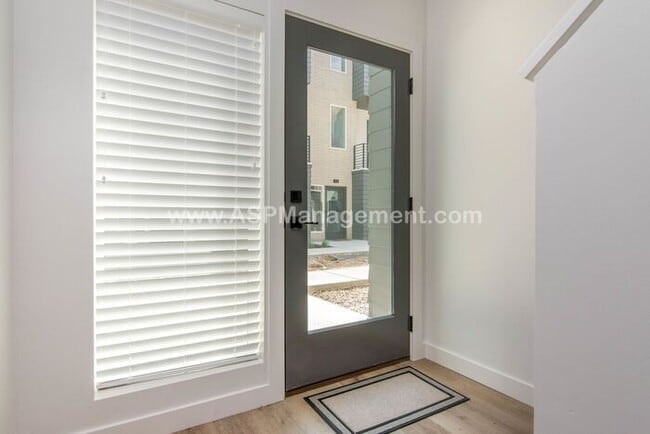 Building Photo - Salt Lake- High-End  3 bed, 3.5 bath Condo