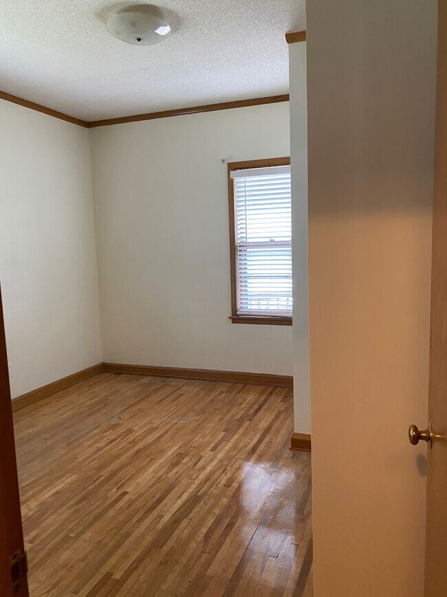 Building Photo - Large 6 Bedroom close to Hamline University - June 2026!