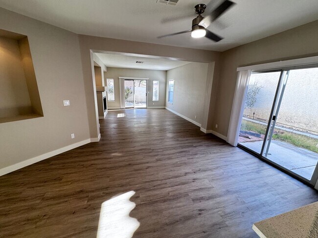 Building Photo - Quaint Home in the Beautiful Desert Shores Community!