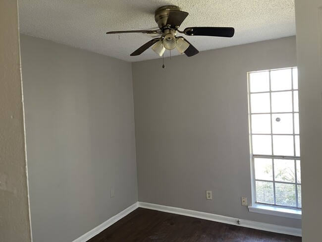 Building Photo - 1550 Midway St