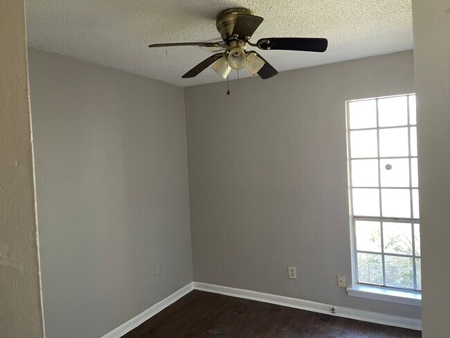 Foto del edificio - 1550 Midway St