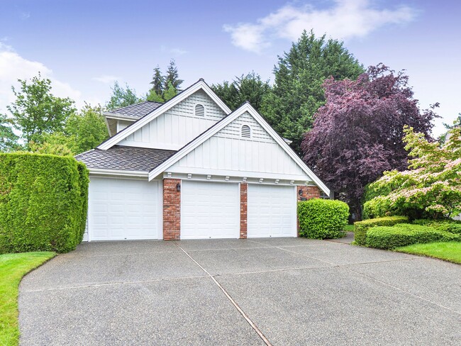 Building Photo - Stunning and Elegant 4+ Bedroom on Park-Like Lot Pine Lake Estates Sammamish