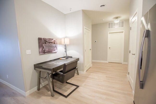 2BD, 2BA - Entryway - Shiloh Commons