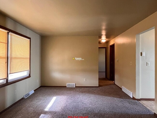 Building Photo - 2 Bedroom 1 Bath Duplex