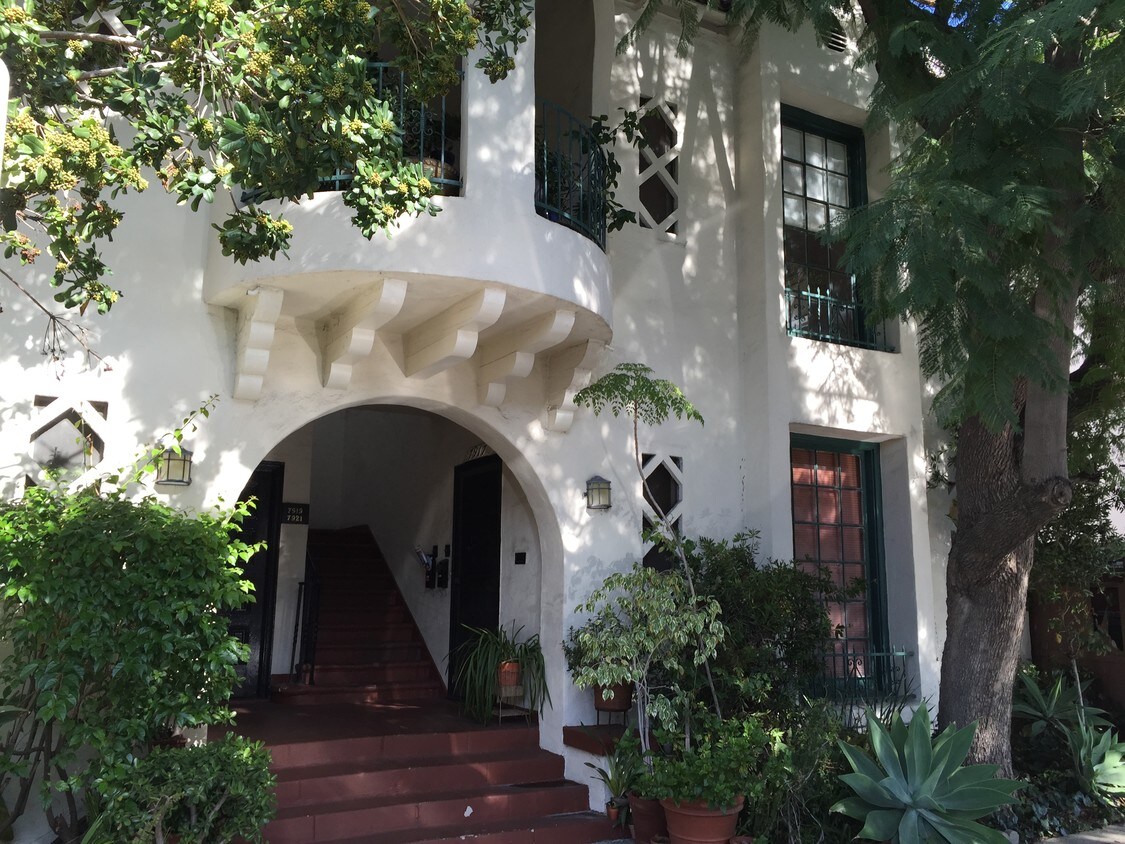 Foto principal - 7921 Waring Ave
