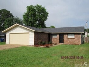 Building Photo - 203 Club Ln