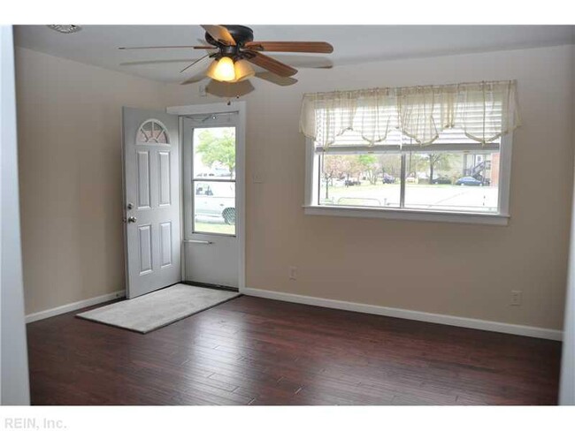 Foto del edificio - 3823 Bluestone Ave