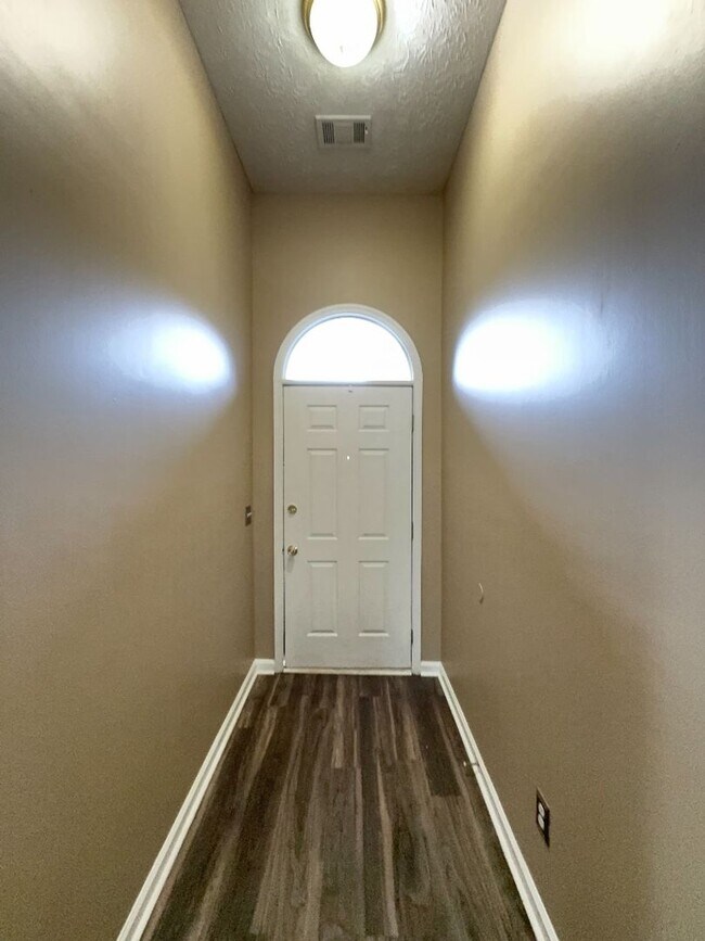 Building Photo - 7086 Vinings Way