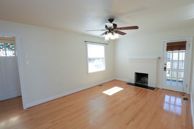 Building Photo - -- AVAILABLE NOW! 4 BED 2 BATH HOME IN POPULAR LAKESIDE --