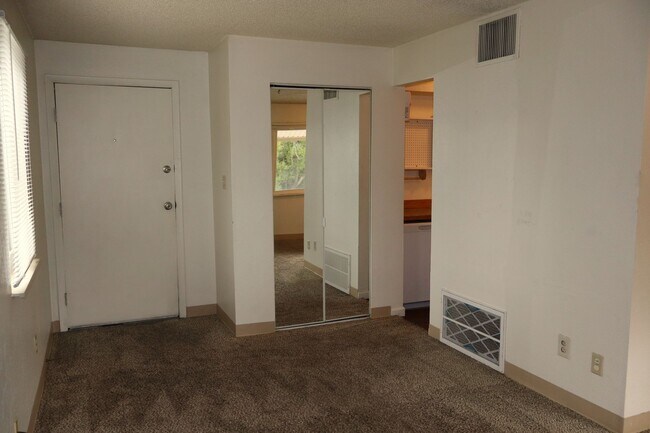 Building Photo - Cozy 1-Bedroom in a Prime Midtown Location