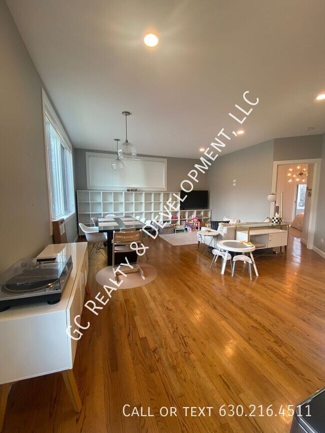 Foto del edificio - 2317 W Armitage Ave