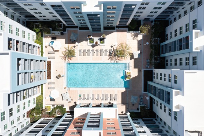 Piscina de agua salada climatizada estilo centro turístico - The Point at Coral Gables