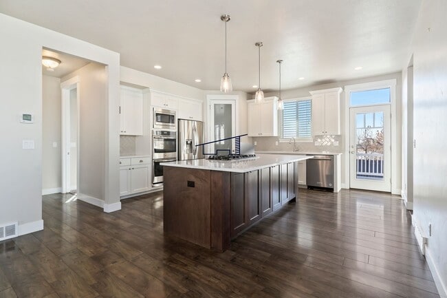 Building Photo - Farmington 4 Bedroom 3.5 Bathroom Home