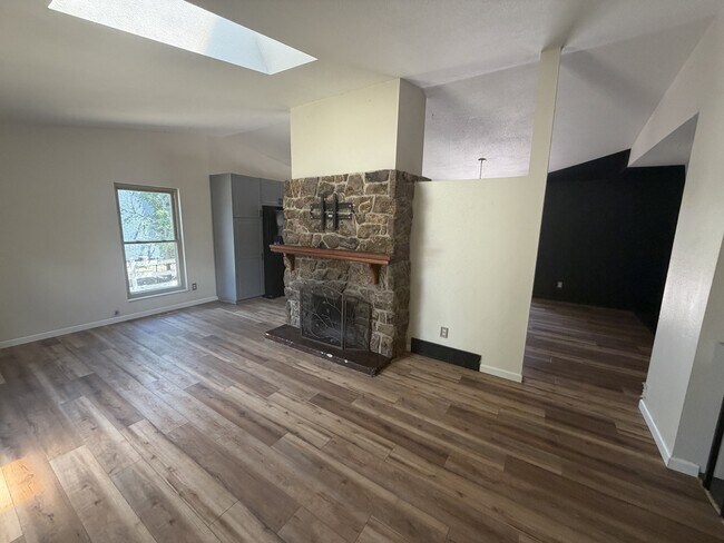 Foto del edificio - 3819 Midsummer Ln S