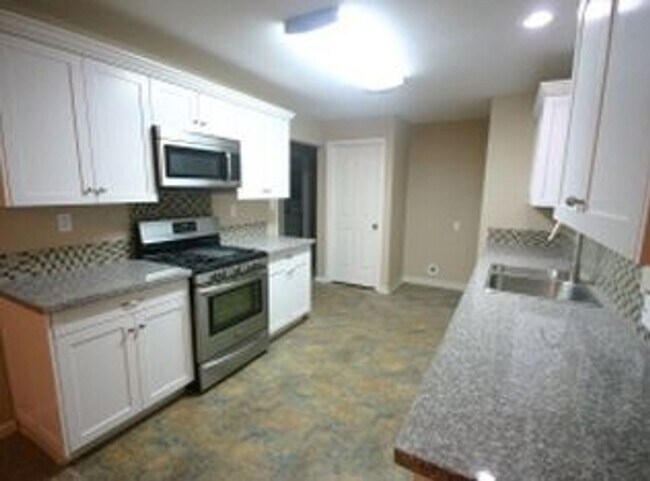 Building Photo - Large 3 Bedroom Home In Enterprise Area