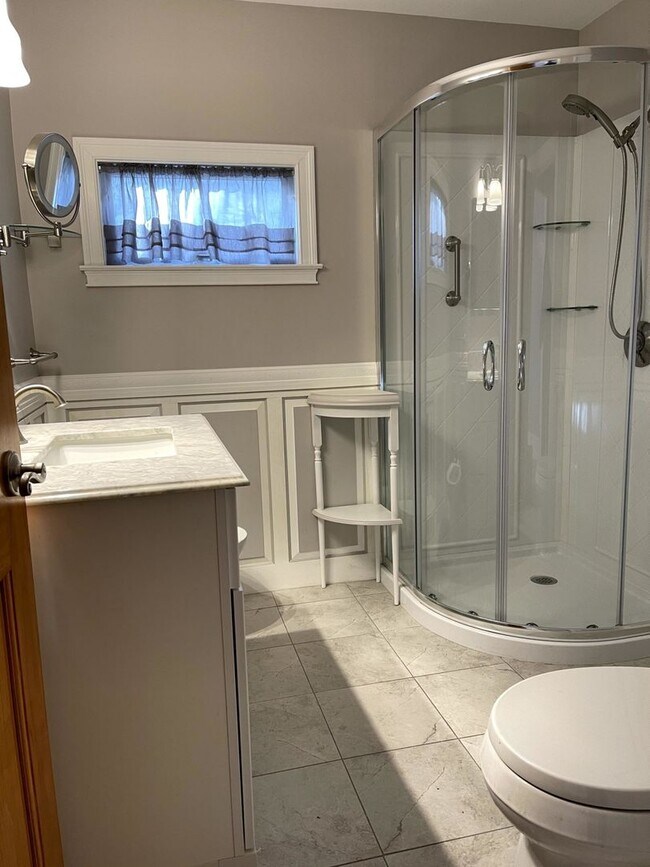 Building Photo - Beautifully renovated 3 bed with In-unit l...