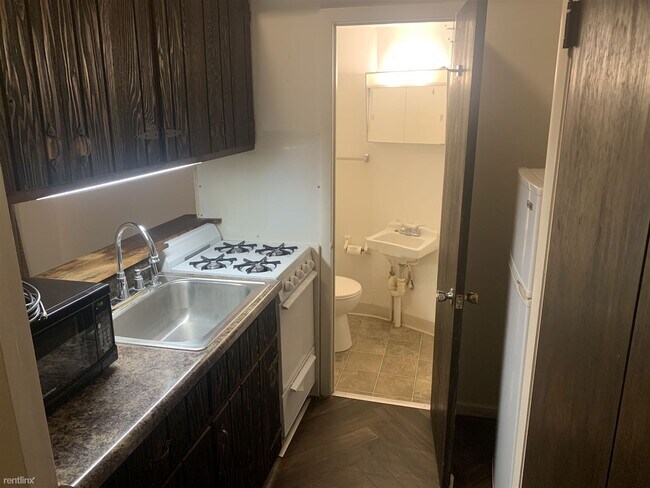 Building Photo - Studio, 1 bath Apartment - 401 W Jackson St