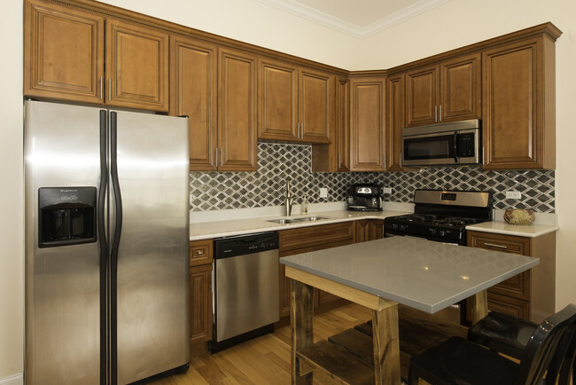Building Photo - 3033 N Monticello Ave