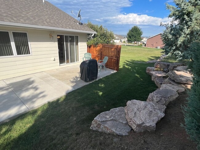 Building Photo - 55 and Older Community - 2 Bed, 2 Bath Tow...