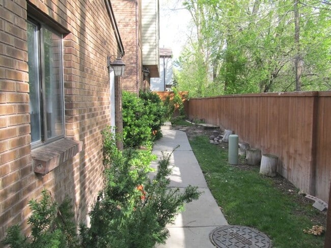 Building Photo - Great Holladay Townhome