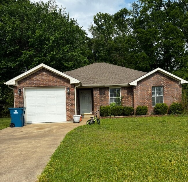 Building Photo - 611 Therese Ct