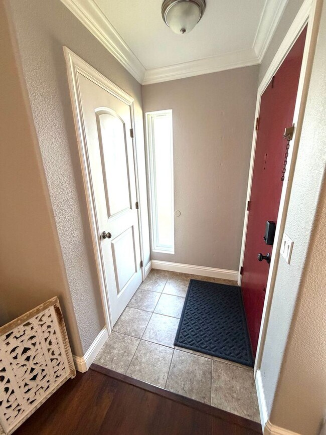 Building Photo - Desirable Home in Lincoln Village – Won’t Last Long!