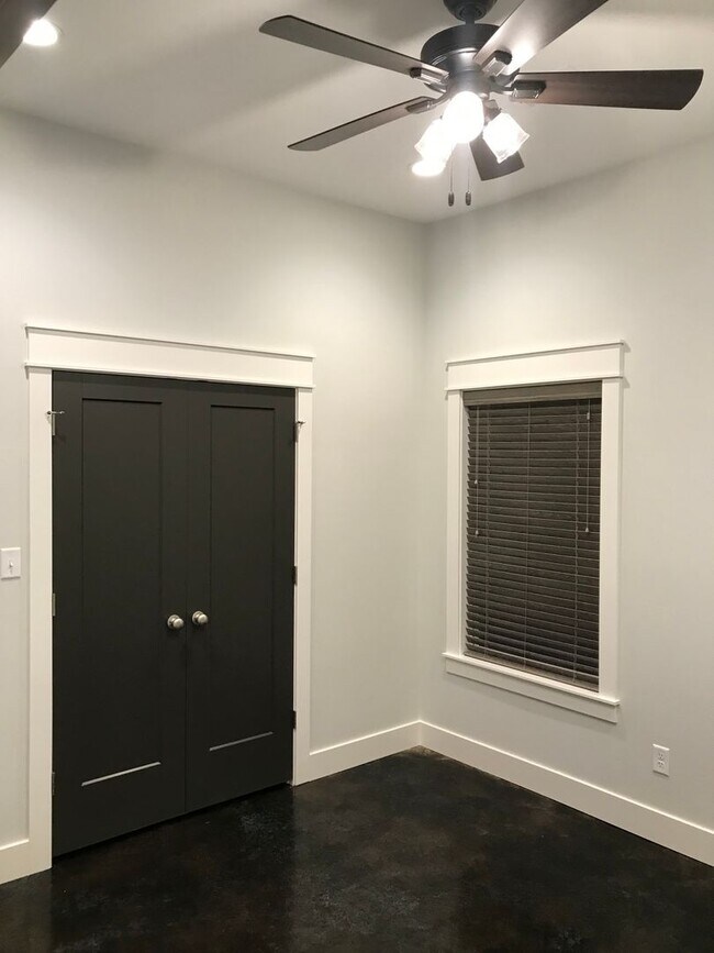 Building Photo - *****LOOK AT ME!!!***** 3BR/2BA BRYANT DUPLEX FOR RENT