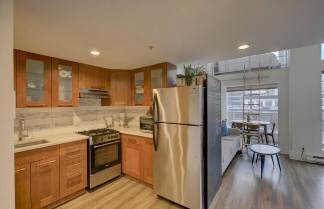 Building Photo - 933 Seymour St