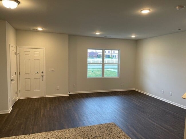 Building Photo - Stunning condo is South Murfreesboro