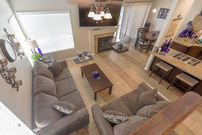 Building Photo - 2 Primary Suite Henderson Home With Commun...
