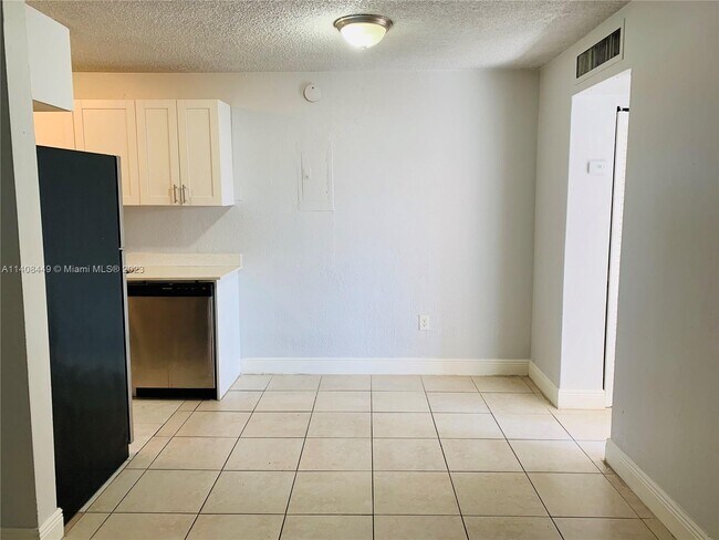 Foto del edificio - 580 NE 127th St