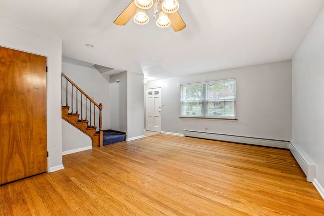 Building Photo - 21 E Thorndale Ave