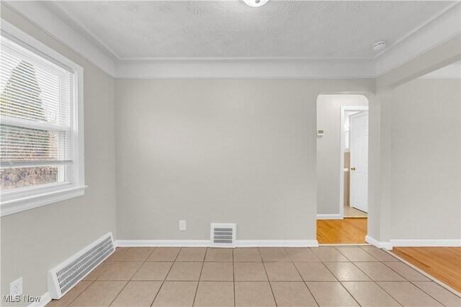 Building Photo - 498 E 250th St